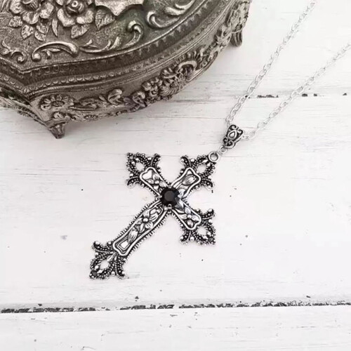 Collana con ciondolo a croce in lega, nera o rossa 1