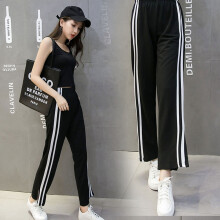 Calça jogger feminina de perna reta, com cintura elástica, modelagem folgada e pernas largas, estampa de listras verticais, ideal para momentos de