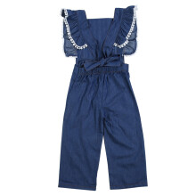 Macacão infantil com alças confortáveis e respiráveis, ideal para o verão, com design elástico e detalhes franzidos.