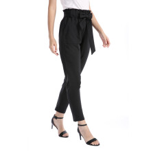 Calça feminina de tecido elástico, cintura alta, comprimento cropped, com elástico na cintura e cinto, modelagem slim, bolsos frontais profundos,