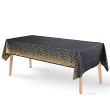 Fețe de masă negre și aurii, un amestec de eleganță și practicitate pentru sărbători de neuitat