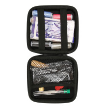 Gereedschapsset voor leerbewerking met sterk gewaxt garen en duurzame naaldjes, inclusief priem, vingerhoed en schaar voor leerreparatie.