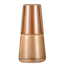 Carafe ambrée idéale à offrir, d'une contenance généreuse de 800 ml, parfaite comme carafe de chevet pour les mariages, les pendaisons de