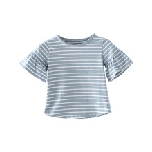 Blusa infantil de algodão listrada com mangas franzidas, gola redonda, ideal para o verão. Perfeita para meninas.