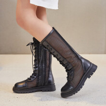 Botas infantiles de talle alto con cremallera lateral.