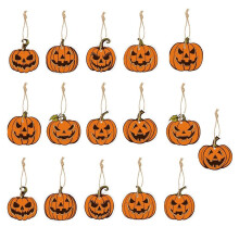 Halloween-Dekoration: die Requisiten Aus Weißem Kartonanhänger Sind Gruselig und Lustig. die Atmosphäre der Szene Ist mit Anhängern Geschmückt.