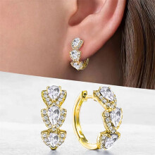 Orecchini a cerchio con clip, in stile rivista vintage e con zirconi blu.
