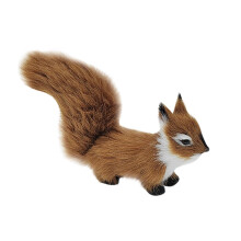 Animali di peluche, piccoli scoiattoli, ciondoli, ornamenti, giocattoli, articoli artigianali per le festività.