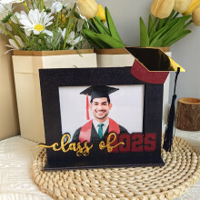 Ramă foto din lemn pentru absolvire Promoția 2025 (20x15cm) – Ornament de birou și cadou pentru ea