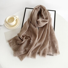 Lenço feminino cáqui em mistura de algodão, leve e com toque semelhante ao linho.