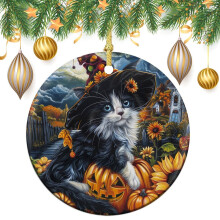 Niedliche schwarz-weiße Katzen-Hexenhut-Weihnachtsbaumkugel aus Keramik – 7,6 cm flache Festtagsdekoration, passend für den Weihnachtsbaum