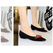 Scarpe basse da donna in camoscio con punta affusolata e decorazione floreale.