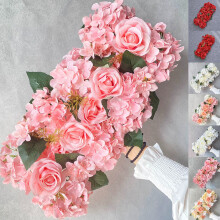 Arche de mariage fleurie, chemin de table et centres de table – Compositions de roses pour la cérémonie, la réception et le mur de fleurs en
