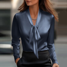 Damebluse med V-hals og knyting i sateng i elegant og avslappet stil