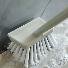Escova de limpeza para banheiro doméstico, ideal para revestimentos externos resistentes.