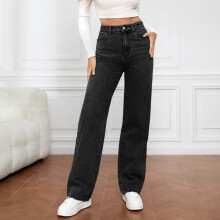 Calça jeans feminina reta, cintura alta, moderna, preta.