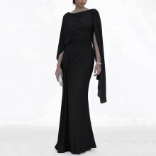 Vestido longo preto plissado com manga capa e um ombro só, ideal para convidadas de casamento, festas noturnas e encontros românticos.
