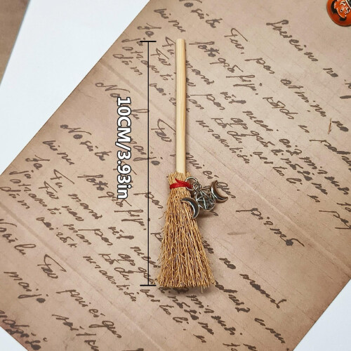 Adorable mini balai de sorcière décoratif pour Halloween 2