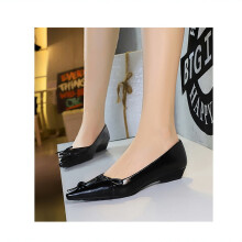 Damen-Pumps mit Schleife und spitzer Zehenpartie