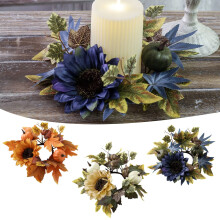 Thanksgiving-Dekoration: Kerzenhalter mit großen Kürbissen, Beeren und Ahornzweigen, herbstliches Blumengesteck für den Esstisch, herbstliche