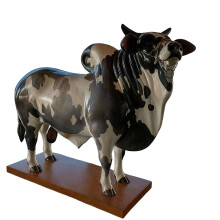 Creative Cow Shape Liquor Dispenser For Club Wine Decanter Handcrafted Resins Animal Sculpture With Stable Wooden Base