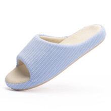 Pantuflas de mujer con plantilla de espuma viscoelástica y suela de goma, color gris claro.