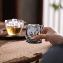 Petit verre torsadé de 170 ml, verre à whisky coloré, verre à bière au design unique, construction épaisse, verre réfractant la lumière,