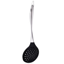 Cuillère égouttoir à nouilles en silicone, antiadhésive, résistante à la chaleur, pour une utilisation en cuisine.