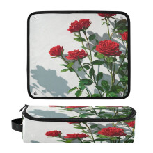 Opbergtas voor haarstylingtools met hittebestendige mat en uitneembare reisetui voor föhnborstels en krultangen. Rode rozen aan de muur.