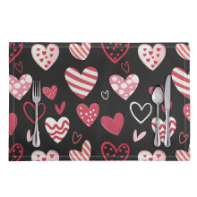 8 stuks zwarte placemats met hartjesprint, hitte- en vlekbestendig, wasbaar, antislip, 30 x 45 cm, Valentijnsdag keukendecoratie