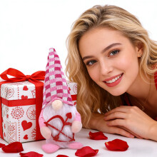 Statuetta di gnomo Cupido a forma di cuore con cappello rosa per San Valentino – Decorazione a forma di nano senza volto per mensole, scrivanie,