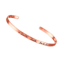 „Schau nicht zurück“ – Inspirierendes Armband mit Schriftzug