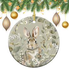 Keramisch ornament met boskonijntje in aquarel-stijl – ontwerp met lentebloemen en gras, geschikt voor kerstboomversiering.
