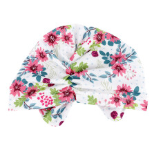 Touca infantil com ajuste elástico e estampa floral, elegante e funcional para bebês de 3 a 18 meses, mantém o formato com estilo, na cor bege,