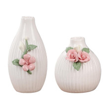 Set di 2 vasi in ceramica per boccioli, realizzati a mano con design floreale 3D rosa e foglie verdi.