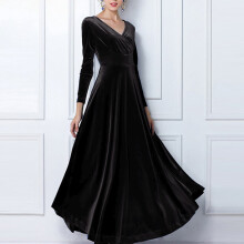 Schwarzes Samt-Maxikleid in Übergröße (XXL) mit langen Ärmeln, V-Ausschnitt und bodenlangem Schnitt. Elegantes Abendkleid für festliche Anlässe