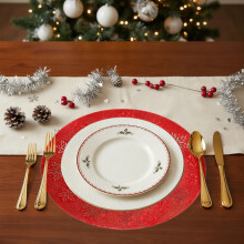 Ronde, hittebestendige en wasbare PVC placemats met sneeuwvlokmotief, perfect voor de feestdagen, kerstfeestjes en diners. Verkrijgbaar in goud, rood