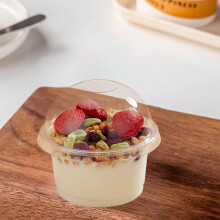 50 gobelets à dessert en plastique transparents jetables avec couvercles, parfaits pour gelées, yaourts et amuse-gueules.