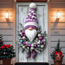 Kerstkabouter deurdecoratie 71x35", paarse muts en witte baard, dennenappels achtergrond, binnen/buiten kerstbanner