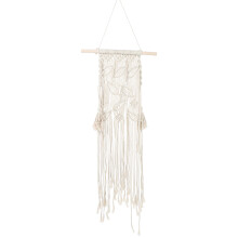Décoration intérieure élégante avec des éléments géométriques décoratifs : une tenture murale bohème en macramé apporte une touche