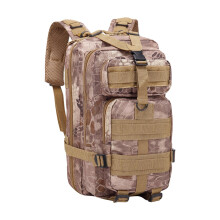 Duurzame tactische rugzak voor outdooravonturen, gemaakt van militair materiaal, 30 liter inhoud, waterbestendig, camouflagedesign.