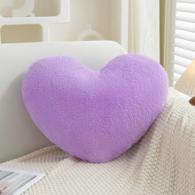 Morbidi cuscini a forma di cuore per l'arredamento di casa.