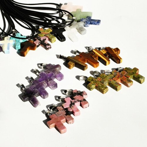 Collier pendentif croix en agate polyvalent avec cordon en cuir 1