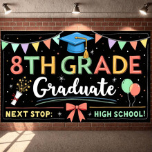 Bannière style tableau noir « Prochaine étape : le lycée » – Motif dessin à la main de chapeau de graduation et de globe terrestre pour la