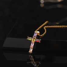 Kruisvormige hangerketting voor dames met zirkonia steentjes