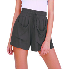 Shorts esportivos femininos plus size, em mistura de algodão e linho, com cintura elástica e cordão, bolsos, na cor verde militar lisa,