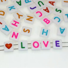 200 cuentas acrílicas cuadradas de doble agujero con letras del alfabeto surtidas de 8 mm para joyería y manualidades - n. 3, blancas con color.