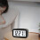 Digitale wekker met groot display, temperatuurweergave en snooze-functie. 2