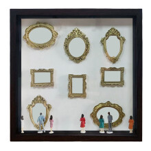 Mini-museon siluettivalokuvakehyssetti miniatyyrikokoisilla kuvilla