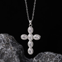 Collana con ciondolo a croce da donna con zirconi